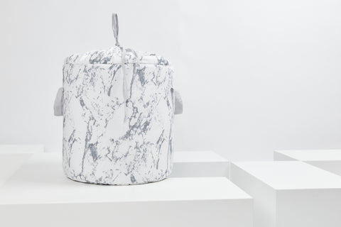 Cestino portagiochi in marmo bianco