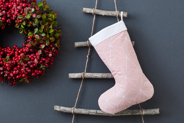 Calza natalizia a rombi bianchi sottili su fondo rosa antico