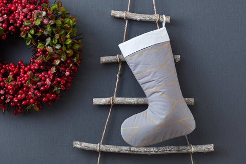 Calza natalizia con linee dorate su grigio