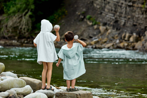 Poncho da bagno in mussola con pois dorati su fondo verde