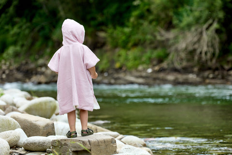 Poncho da bagno in mussola con pois dorati su fondo rosa