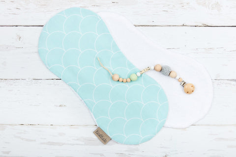 Semicerchi bianchi di tela ruvida su menta pastello