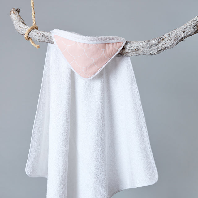 Asciugamano con cappuccio semicerchi bianchi su rosa pastello
