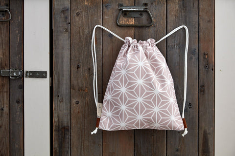 Borsa da palestra con diamanti bianchi su cammeo rosa