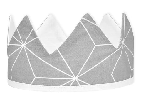 Corona in tessuto con diamanti sottili bianchi su grigio