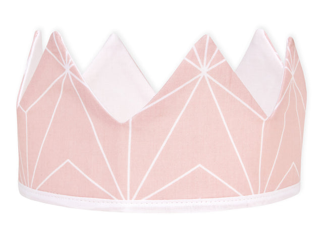 Corona in tessuto con diamanti sottili bianchi su fondo rosa antico