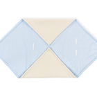 Die KraftKids Decke für Babyschale Winter zeigt ein zartes Design mit kleinen hellblauen Blättern auf Weiß - perfekt als Babyschale Decke oder Babydecke für den Drei-Punkte-Gurt.