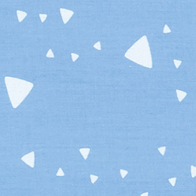 Triangoli arrotondati in tessuto bianco su blu