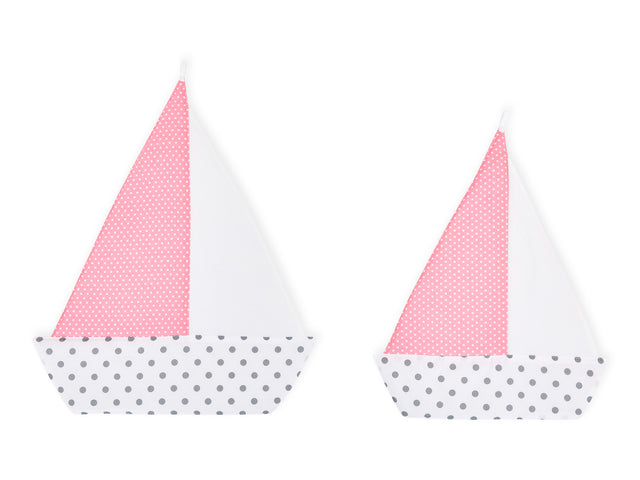 Puntini bianchi della barca a vela su rosa corallo