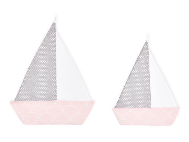 Semicerchi bianchi di barche a vela su rosa pastello
