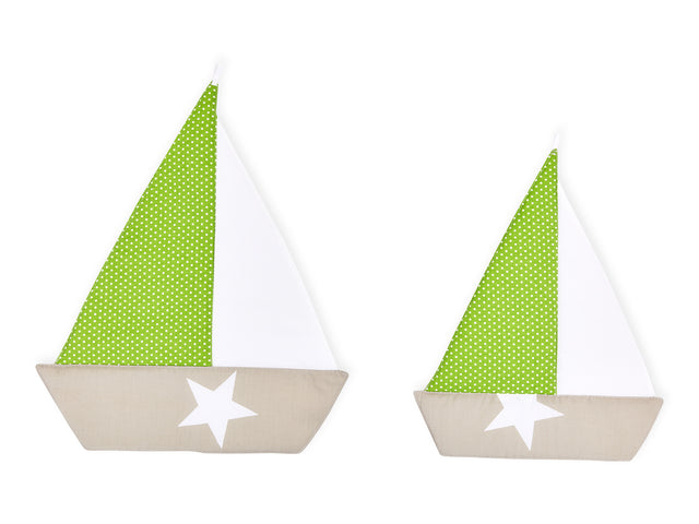 Punti bianchi della barca a vela su verde