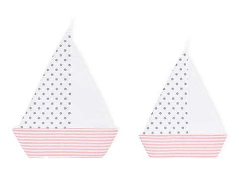 Punti grigi della barca a vela su bianco