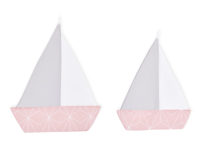 Diamanti sottili bianchi per barche a vela su rosa antico
