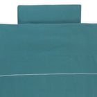 Das KraftKids Bettwäscheset Musselin nilblau besteht aus 100% Baumwolle und zeichnet sich durch ein minimalistisches Design mit einer dünnen weißen Linie auf dem Bettbezug aus - ideal für Liebhaber handgefertigter Bettwaren, die einen erholsamen Schlaf suchen. Einfarbig weißer Hintergrund.