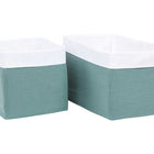 Zwei rechteckige Aufbewahrungskörbe - einer groß, einer klein - von KraftKids, mit blaugrünem Rand und weißer Verzierung. Diese Körbchen Musselin mit offenem Deckel passen perfekt zu einem Kinderzimmer, das mit einem Nestchen aus Musselin oder einem Musselin Baby Nest dekoriert ist.