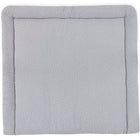 Die KraftKids Wickelauflage Musselin grau Punkte ist eine quadratische, gepolsterte graue Wickelauflage mit kleinen weißen Punkten und leicht erhabenen Rändern, abgebildet auf einem weißen Hintergrund.