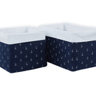 Zwei rechteckige KraftKids Körbchen Musselin dunkelblau Anker mit marineblauen Seiten, weißem Ankerdruck und weißem Rand sind ideal für Wickeltisch Aufbewahrung. Die Körbchen sind in zwei Größen erhältlich und können nebeneinander gestellt werden.