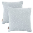 Zwei hellgraue quadratische KraftKids Kissenbezüge Musselin mit dezentem weißem Pusteblumen-Print und weißer Paspel, leicht überlappend auf weißem Hintergrund platziert; jeder Bezug hat ein kleines braunes Stoffetikett an der Seite.