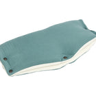 Der KraftKids Kinderwagenmuff Musselin nilblau ist ein handgenähter Kinderwagenmuff in Petrol und Weiß mit Druckknöpfen aus Metall, der warm hält und isoliert auf weißem Hintergrund abgebildet ist.