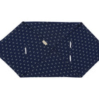 Die KraftKids Babydecke für Babyschale Sommer Musselin in dunkelblau mit Anker-Muster ist sechseckig, hat zwei Schlitze und ist auf weißem Hintergrund ausgebreitet.