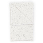 Eine gefaltete KraftKids Babydecke Musselin goldene Punkte auf Weiß, abgebildet auf einem schlichten weißen Hintergrund. Weich und atmungsaktiv - ideal als kuschelige Babydecke oder Kinderdecke für Ihr Kind.