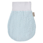 Ein grüner Musselin "Strampelsack Herbst Winter" von KraftKids mit goldenen Punkten und einem weißen, dehnbaren Bündchen, abgebildet auf weißem Hintergrund. Inklusive seitlichem Stoffanhänger - ideal als kuscheliger Babywickel für Herbst und Winter.