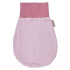 Der KraftKids Strampelsack Herbst Winter Musselin goldene Punkte auf Rosa hat einen hellrosa, leicht strukturierten Körper mit goldenen Punkten und ein dunkleres rosa dehnbares Band am oberen Rand. Perfekt als kuscheliger Baby-Musselsack für kühlere Tage. Abgebildet auf weißem Hintergrund.