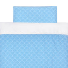 Das KraftKids Bettwäscheset Uniweiss weisse Halbkreise auf Pastellblau besteht aus einem blauen Bett- und Kissenbezug aus 100% Baumwolle mit weissen Muschelmustern und einer weissen Banderole oben drauf, abgebildet auf einem sauber gemachten Bett vor einem einfarbig weissen Hintergrund.