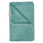 Eine gefaltete mintgrüne Babydecke Cord Breitcord von KraftKids mit sichtbarer gerippter Textur und einem beigen Stoffanhänger am Rand, dargestellt auf weißem Hintergrund.