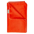 Eine sauber gefaltete, leuchtend orangefarbene KraftKids Babydecke Cord Breitcord Reinorange mit einem sichtbaren Stoffetikett an einer Kante, vor weißem Hintergrund.