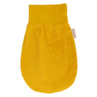 Der KraftKids Strampelsack Frühling Sommer Cord Breitcord in Senfgelb ist ein ovaler Babysack mit geripptem Stoff, einem festen oberen Bündchen und einem kleinen Stoffetikett an der Seite.