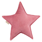 Das KraftKids Sternkissen Cord Breitcord Rosa ist ein weiches, rosafarbenes, fünfzackiges Sternkissen mit einem kleinen Stoffanhänger - perfekt, um einen gemütlichen Akzent in jedem Kinderzimmer zu setzen.