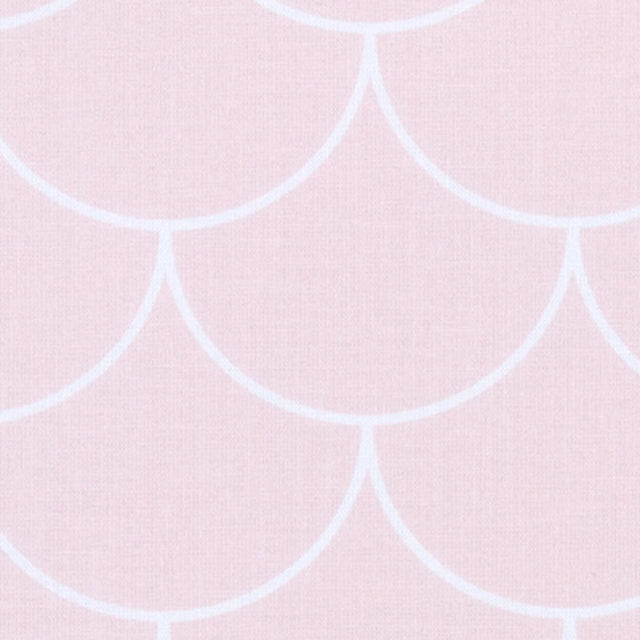 Semicerchi in tessuto bianco su rosa pastello