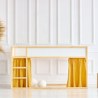 In einem minimalistischen Kinderhochbett mit hellem Holzrahmen steht das KraftKids Hochbettvorhänge Set 2+1 Doppelkrepp Gelb Senf, das für das Kura Bett entworfen wurde. In der Nähe stehen eine geflochtene Vase mit Pampasgras und zwei hölzerne Würfelhocker auf einem weißen Boden.