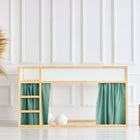 Ein modernes Kinderhochbett mit hellem Holzrahmen, das mit dem KraftKids Hochbettvorhänge Set 2+1 Doppelkrepp Grün Jade für Kura Bett vor einer weiß getäfelten Wand gestaltet wurde. Gemütliche Akzente setzen eine Korbvase mit Pampasgras und zwei Holzhocker.
