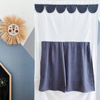 Ein verspieltes Kinderzimmer zeigt ein Strohlöwengesicht, eine Kreidetafel mit Kritzeleien und ZOE sowie das KraftKids "Puppentheater Kasperletheater Musselin goldene Punkte auf Grau inkl. Teleskopstange". Teleskopstange" vor einem geometrischen Hintergrund in Grau und Weiß.