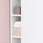 Eine Nahaufnahme des KraftKids Stauraumregals WIC123-12 für Wickeltisch, passend für Wickelaufsatz IDANÄS und HEMNES, vor einer rosa und weißen Wand. Die Regale enthalten eine Metallbox und eine Holzbox mit gefalteten Tüchern - ideal für Ordnung im Babyzimmer.